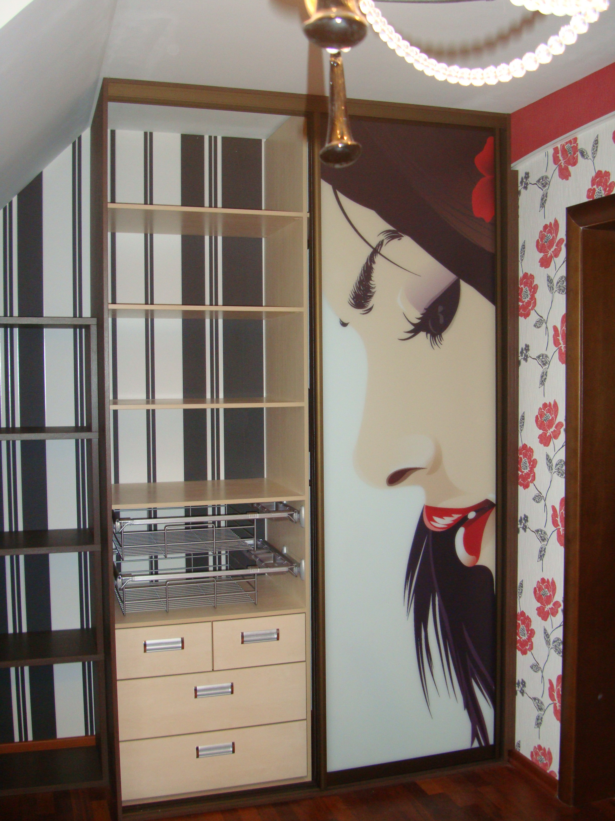 шкаф для девочки в комнату с зеркалом